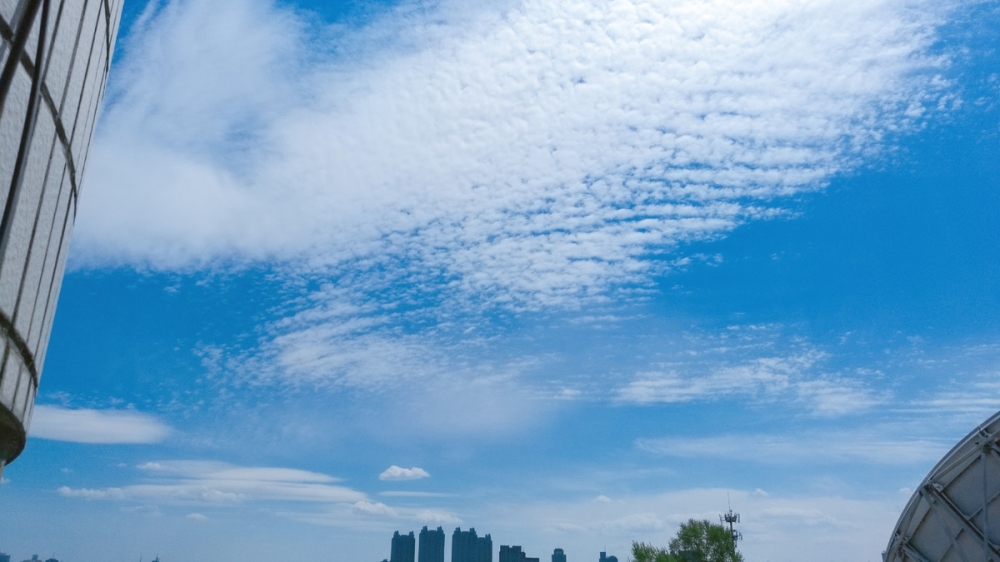 点击大图看下一张：正午的蓝天白云图片