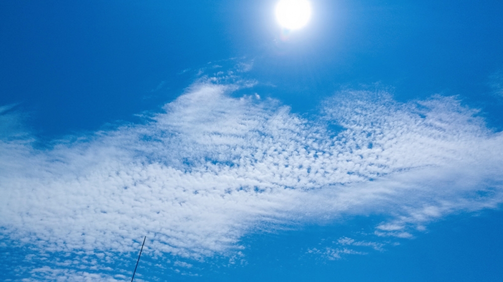 点击大图看下一张：正午的蓝天白云图片