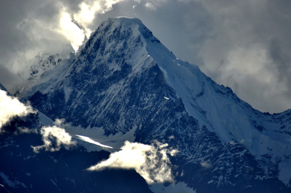 点击大图看下一张：高耸险峻的梅里雪山图片
