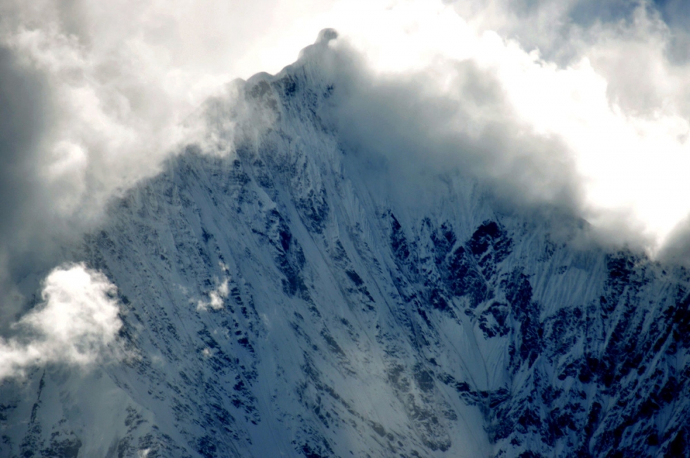 点击大图看下一张：高耸险峻的梅里雪山图片