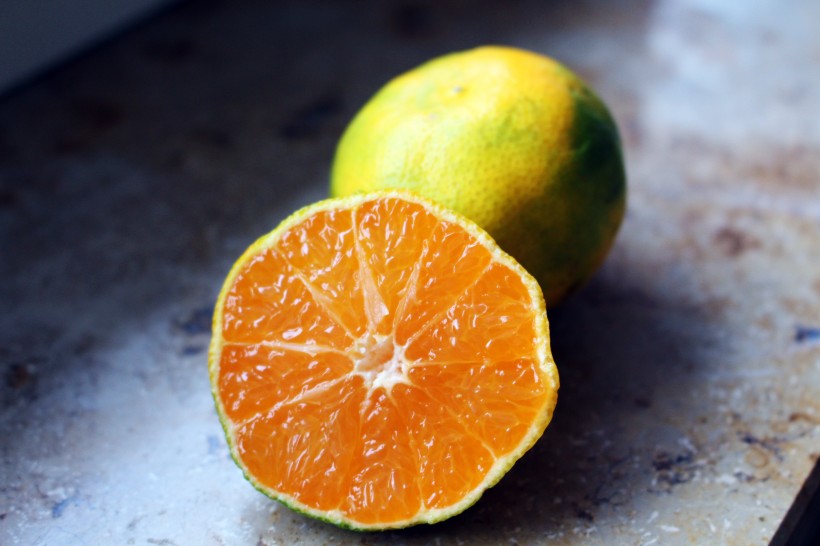 点击大图看下一张：美味酸甜的切开橙子图片