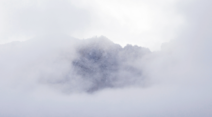 点击大图看下一张：神秘朦胧的山峰风景图片