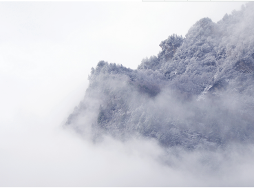 点击大图看下一张：神秘朦胧的山峰风景图片