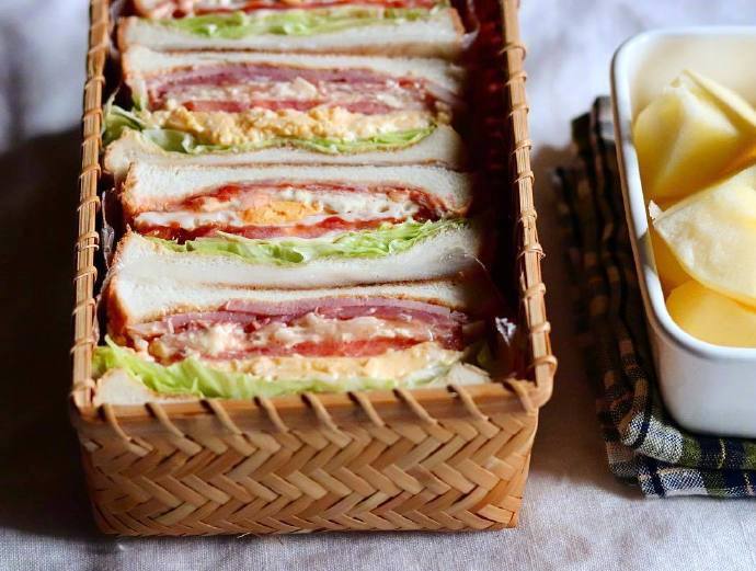 点击大图看下一张：一组精致的三明治美食图片