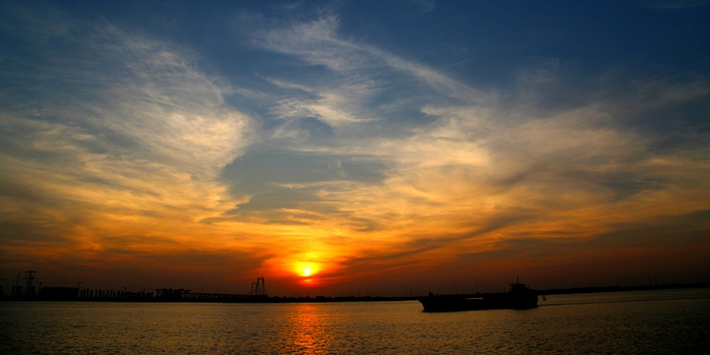 点击大图看下一张：射出金光的海上夕阳风景图片