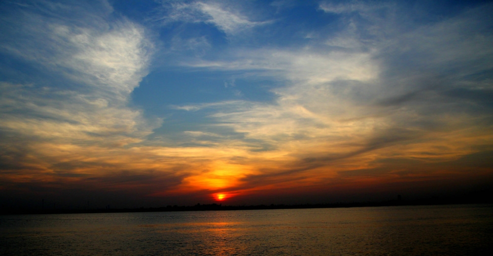 点击大图看下一张：射出金光的海上夕阳风景图片