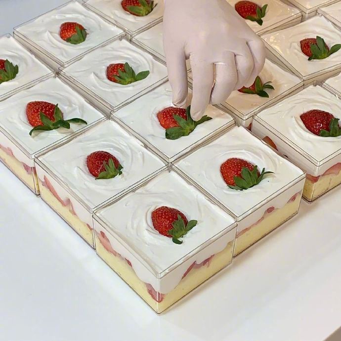 点击大图看下一张：小巧的草莓蛋糕杯