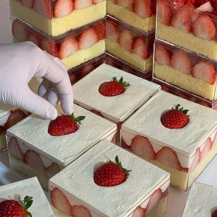 点击大图看下一张：小巧的草莓蛋糕杯