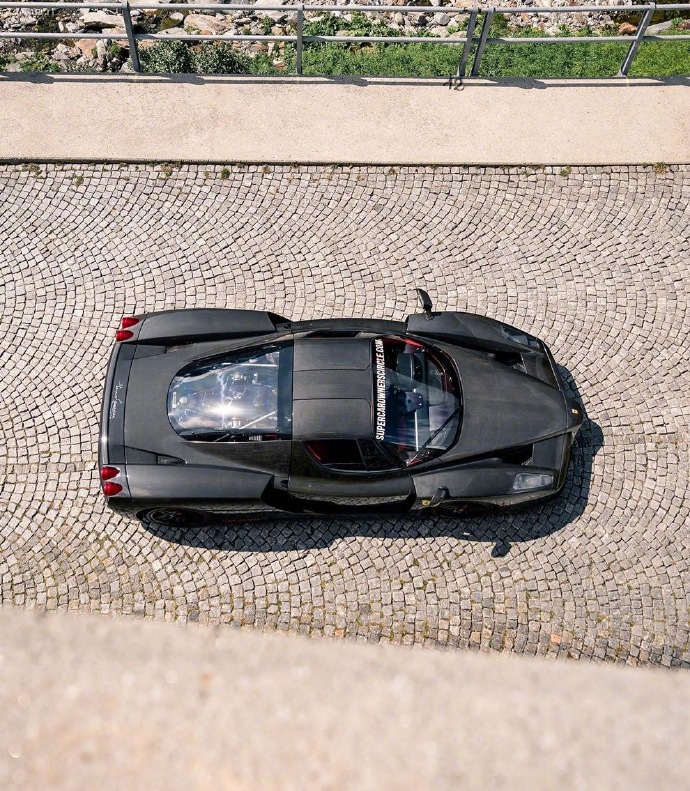 点击大图看下一张：世界唯一一辆全碳纤维车身的法拉利恩佐