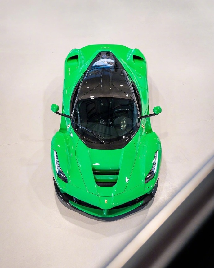 点击大图看下一张：一组绿色的法拉利跑车图片