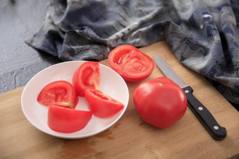 点击大图看下一张：鲜红多汁大西红柿摆盘高清蔬菜图片