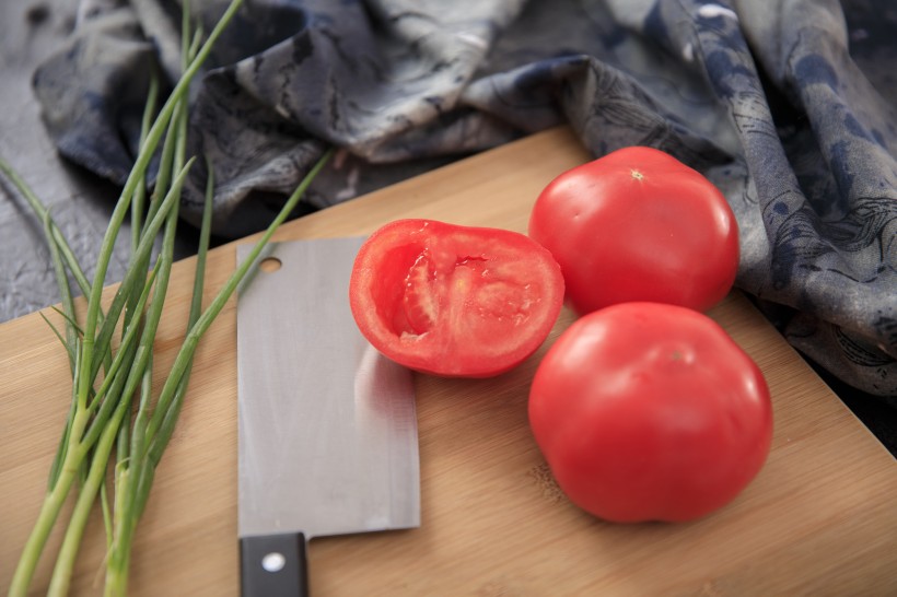 点击大图看下一张：鲜红多汁大西红柿摆盘高清蔬菜图片