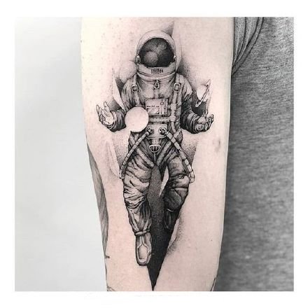 点击大图看下一张：手臂上的几款胳膊宇航员纹身图片