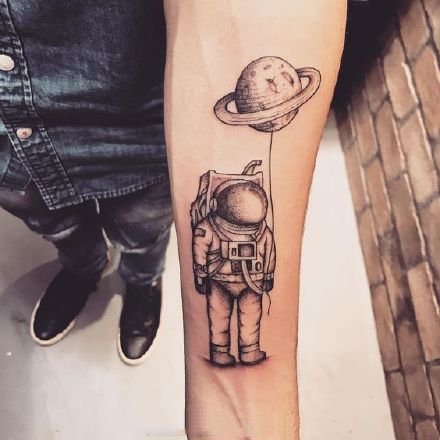 点击大图看下一张：手臂上的几款胳膊宇航员纹身图片