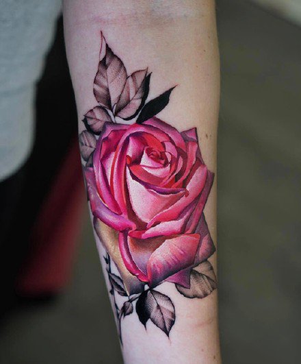 点击大图看下一张：包臂包腿艳丽的16款红玫瑰纹身图案