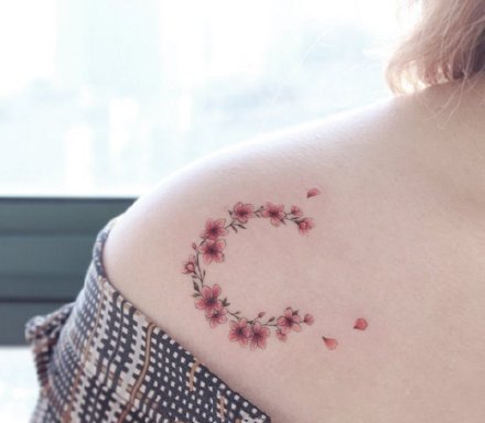 点击大图看下一张：肩部锁骨小清新9款女生纹身图案