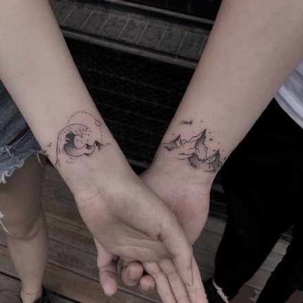点击大图看下一张：情侣小山和浪花的一组小清新手腕纹身图片