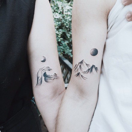 点击大图看下一张：情侣小山和浪花的一组小清新手腕纹身图片