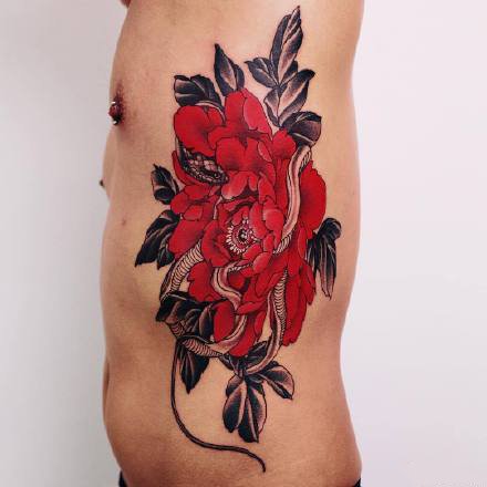 点击大图看下一张：红花配蛇主题的12款纹身图案作品