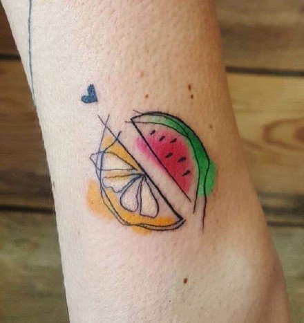 点击大图看下一张：夏日清凉的小西瓜纹身图片