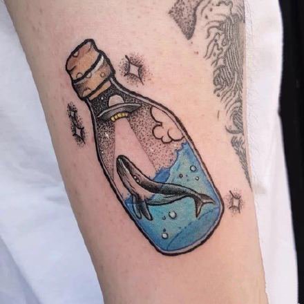 点击大图看下一张：一组玻璃瓶瓶罐罐的瓶子纹身图片