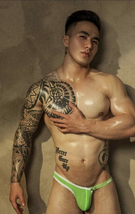 点击大图看下一张：一组越南肌肉型男的纹身帅哥图片