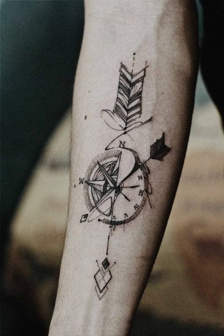 点击大图看下一张：9款好看的指南针指北针主题的纹身作品