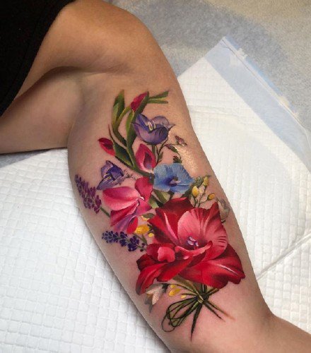 点击大图看下一张：欧美花卉写实的18款花朵纹身作品
