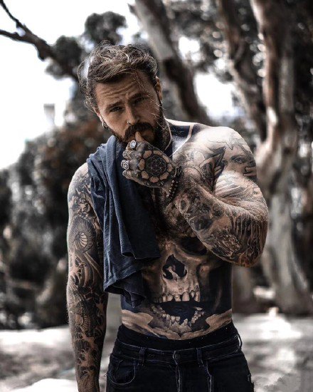 点击大图看下一张：荷尔蒙爆棚的纹身型男帅哥套图图片