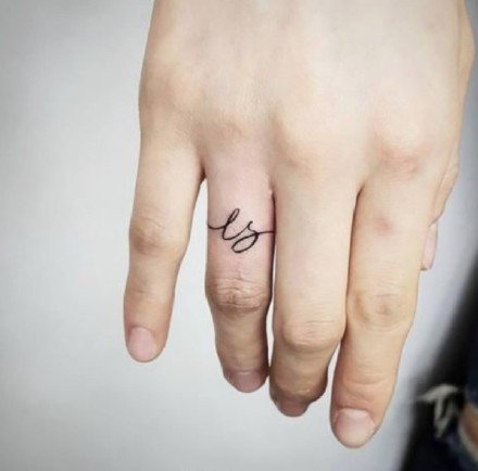 点击大图看下一张：精美又个性的手指小戒指纹身作品