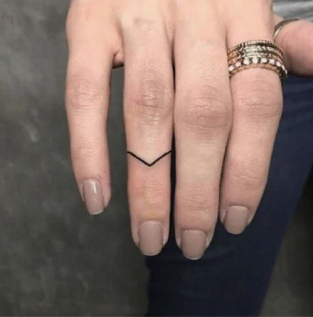 点击大图看下一张：精美又个性的手指小戒指纹身作品