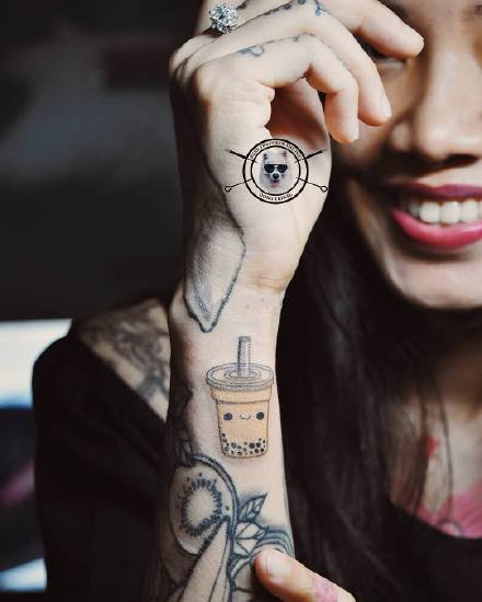 点击大图看下一张：珍珠奶茶主题的9款饮料纹身作品 吃货必备