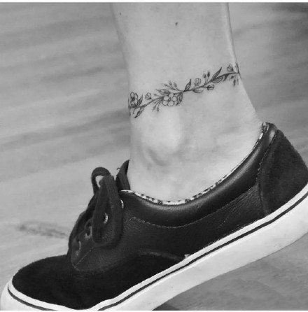 点击大图看下一张：小清新的脚踝处脚脖子的脚环纹身图片