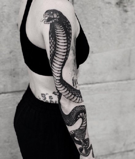点击大图看下一张：黑蛇拼接的几款纹身作品图片