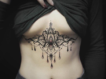 点击大图看下一张：女性胸下性感的黑灰梵花纹身图片