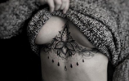 点击大图看下一张：女性胸下性感的黑灰梵花纹身图片
