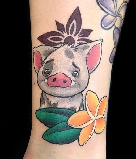 点击大图看下一张：适合生肖属猪的9款可爱小猪纹身作品