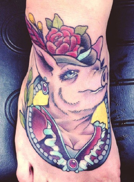 点击大图看下一张：适合生肖属猪的9款可爱小猪纹身作品