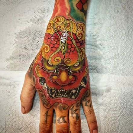 点击大图看下一张：手背唐狮纹身 手背上传统的唐狮花手背纹身作品