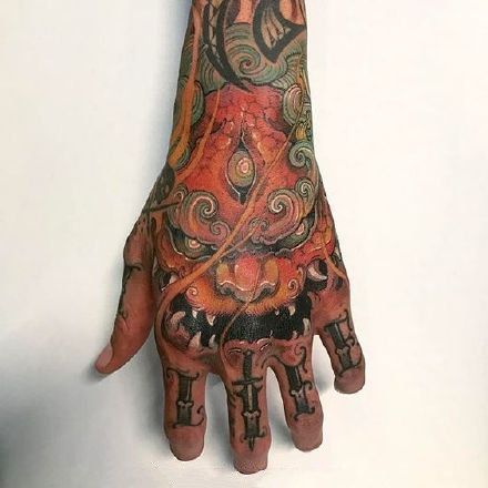 点击大图看下一张：手背唐狮纹身 手背上传统的唐狮花手背纹身作品