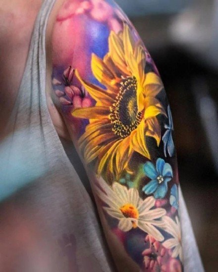 点击大图看下一张：向日葵主题的15款花卉纹身图片
