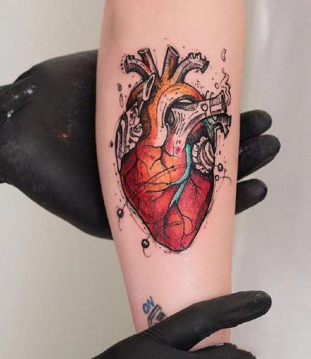 点击大图看下一张：好看的8款心脏纹身作品图片