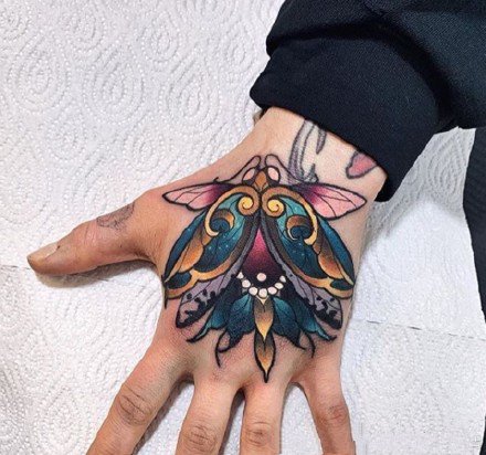 点击大图看下一张：手背彩色school风格的一组纹身作品