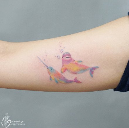 点击大图看下一张：小鲸鱼纹身 小清新的9款彩色鲸鱼纹身图片
