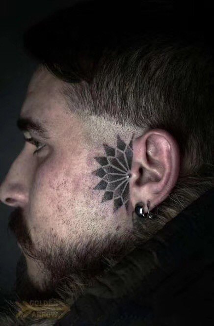 点击大图看下一张：耳朵旁边的漂亮小黑色梵花纹身作品