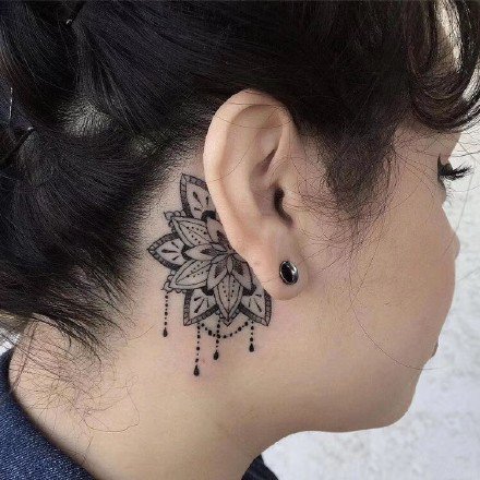 点击大图看下一张：耳朵旁边的漂亮小黑色梵花纹身作品