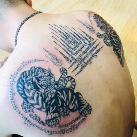 点击大图看下一张：老虎和泰国刺符搭配的9款纹身图案作品