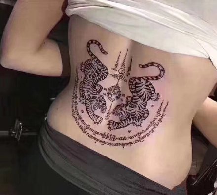 点击大图看下一张：老虎和泰国刺符搭配的9款纹身图案作品