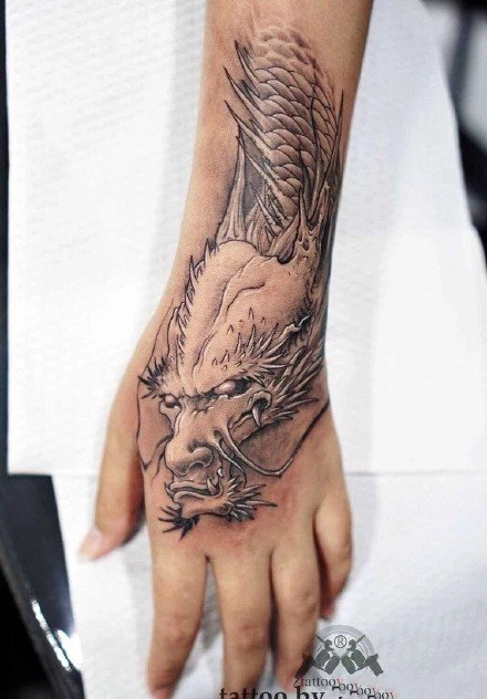 点击大图看下一张：龙头主题的一组纹身作品,神龙见首不见尾