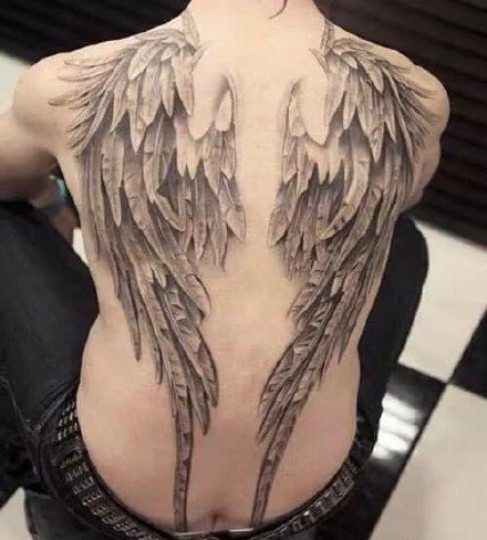 点击大图看下一张：生在背上的逼真翅膀纹身作品